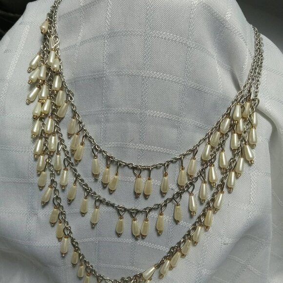 Vintage Faux Pearl Necklace with iridescent cream teardrops beads - Picture 2 of 4